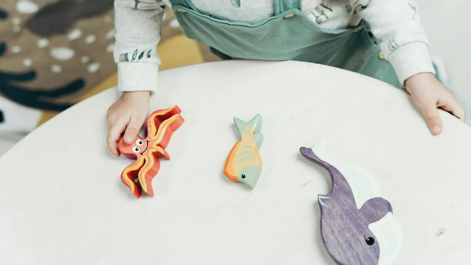 cottonbro studio Bambino in verde su tutto ciò che gioca con gli animali giocattolo