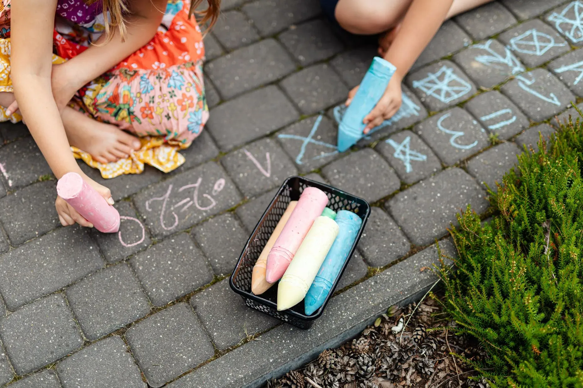 https://kaboompics.com/ I bambini disegnano con i gessetti colorati sul marciapiede all’aperto.