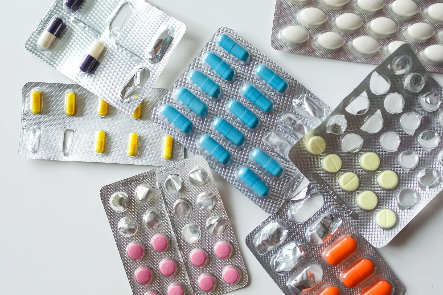 Polina Tankilevitch Un assortimento variegato di compresse e capsule in confezioni blister destinate all’uso sanitario e alla somministrazione di farmaci.