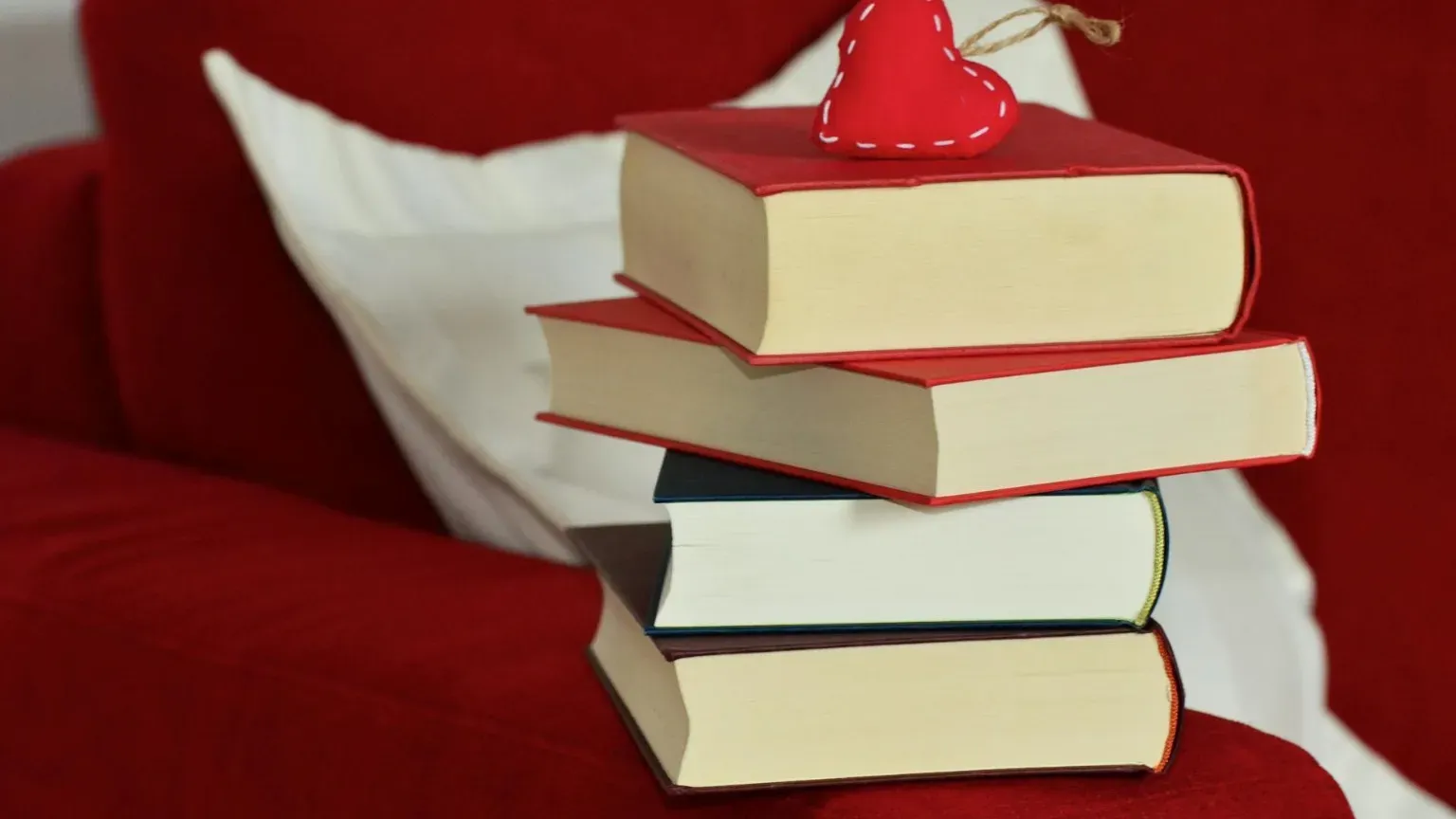 Roter Herz Schlüsselbund Oben Auf Dem Stapeln Von Büchern